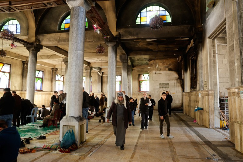 Seorang pria Palestina berdiri di pintu masuk masjid sehari setelah tentara Israel membakar masjid Al-Nasser di Nablus, di tengah serangan Tepi Barat, 8 Maret 2025. Seorang pria Palestina berdiri di pintu masuk masjid sehari setelah tentara Israel membakar masjid Al-Nasser di Nablus, di tengah serangan Tepi Barat, 8 Maret 2025. (REUTERS/Raneen Sawafta)