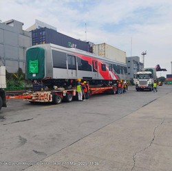24 Gerbong KRL China Tiba di Pelabuhan Priok, Ini Dia Penampakannya