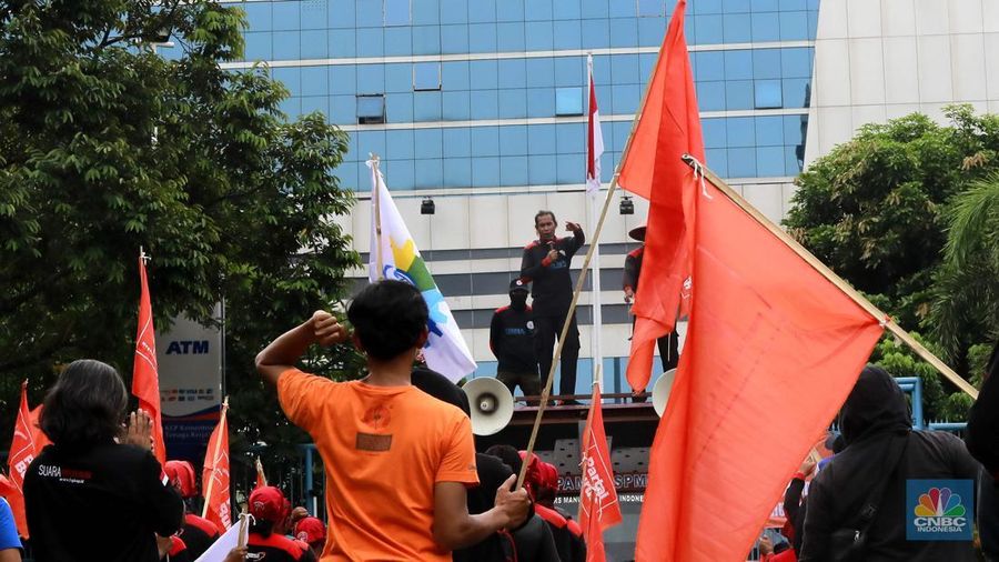 Aksi unjuk rasa puluhan buruh yang tergabung dalam Konfederasi Serikat Pekerja Indonesia (KSPI) dan Partai Buruh di depan Gedung Kementerian Ketenagakerjaan (Kemenaker), Selasa (11/3/2025). (CNBC Indonesia/Faisal Rahman)