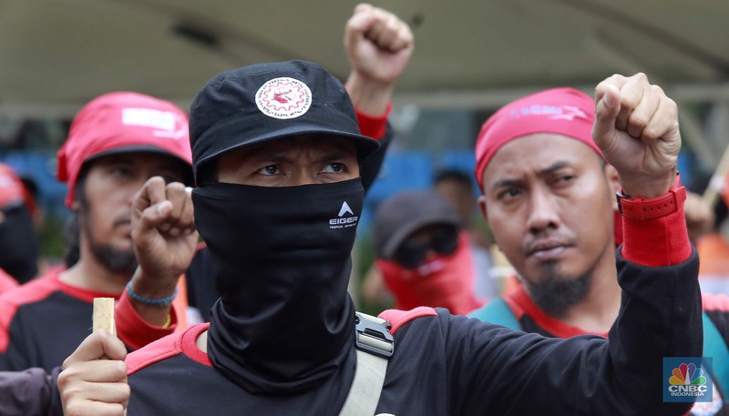 Aksi unjuk rasa puluhan buruh yang tergabung dalam Konfederasi Serikat Pekerja Indonesia (KSPI) dan Partai Buruh di depan Gedung Kementerian Ketenagakerjaan (Kemenaker), Selasa (11/3/2025). Aksi unjuk rasa puluhan buruh yang tergabung dalam Konfederasi Serikat Pekerja Indonesia (KSPI) dan Partai Buruh di depan Gedung Kementerian Ketenagakerjaan (Kemenaker), Selasa (11/3/2025). (²©²ÊÍøÕ¾/Faisal Rahman)