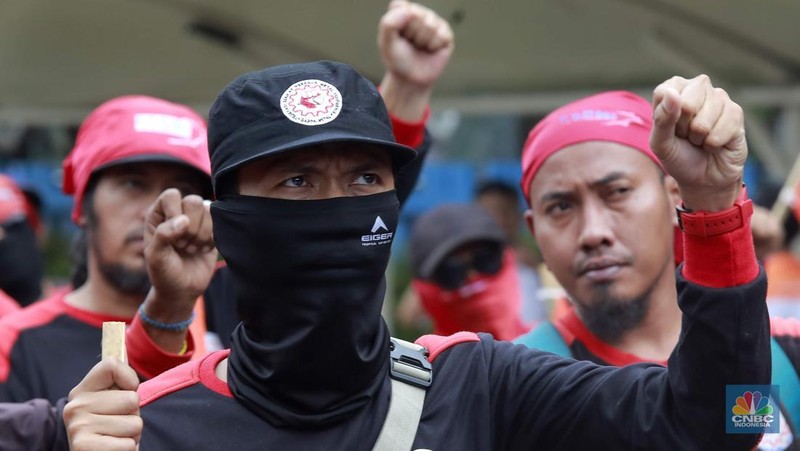 Aksi unjuk rasa puluhan buruh yang tergabung dalam Konfederasi Serikat Pekerja Indonesia (KSPI) dan Partai Buruh di depan Gedung Kementerian Ketenagakerjaan (Kemenaker), Selasa (11/3/2025). (վ/Faisal Rahman)