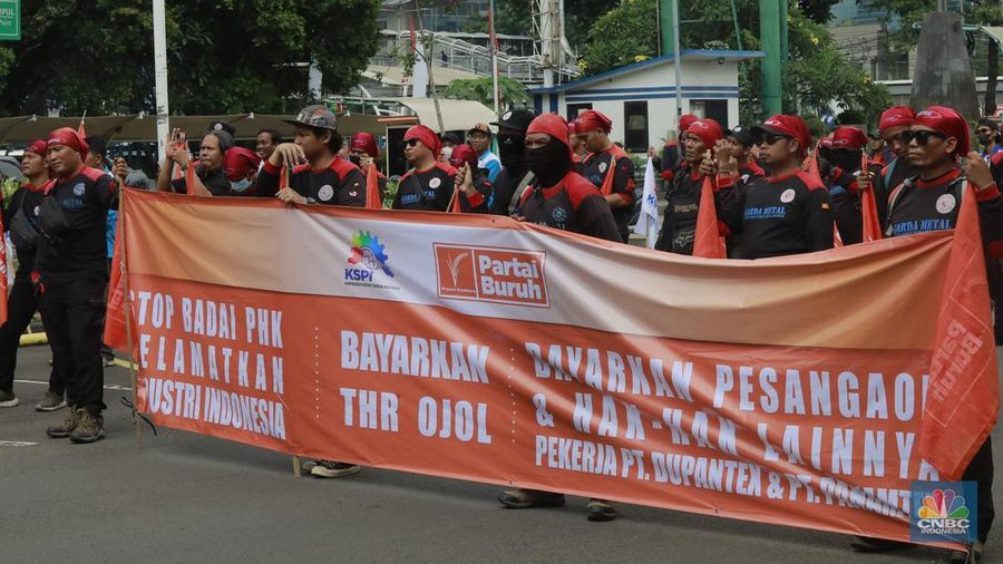 Aksi unjuk rasa puluhan buruh yang tergabung dalam Konfederasi Serikat Pekerja Indonesia (KSPI) dan Partai Buruh di depan Gedung Kementerian Ketenagakerjaan (Kemenaker), Selasa (11/3/2025). (CNBC Indonesia/Faisal Rahman)