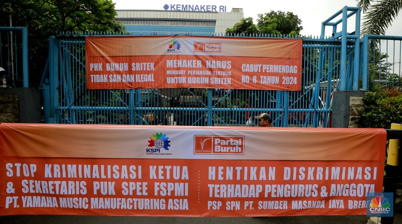 Aksi unjuk rasa puluhan buruh yang tergabung dalam Konfederasi Serikat Pekerja Indonesia (KSPI) dan Partai Buruh di depan Gedung Kementerian Ketenagakerjaan (Kemenaker), Selasa (11/3/2025). Aksi unjuk rasa puluhan buruh yang tergabung dalam Konfederasi Serikat Pekerja Indonesia (KSPI) dan Partai Buruh di depan Gedung Kementerian Ketenagakerjaan (Kemenaker), Selasa (11/3/2025). (²©²ÊÍøÕ¾/Faisal Rahman)