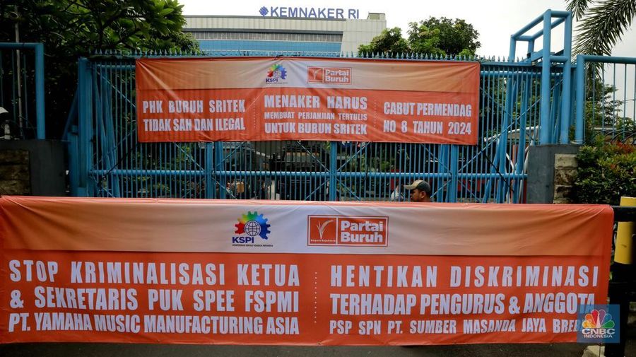 Aksi unjuk rasa puluhan buruh yang tergabung dalam Konfederasi Serikat Pekerja Indonesia (KSPI) dan Partai Buruh di depan Gedung Kementerian Ketenagakerjaan (Kemenaker), Selasa (11/3/2025). (CNBC Indonesia/Faisal Rahman)