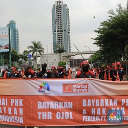 Detik-Detik Buruh Geruduk Kemnaker, Bawa Poster Besar Isinya Ini