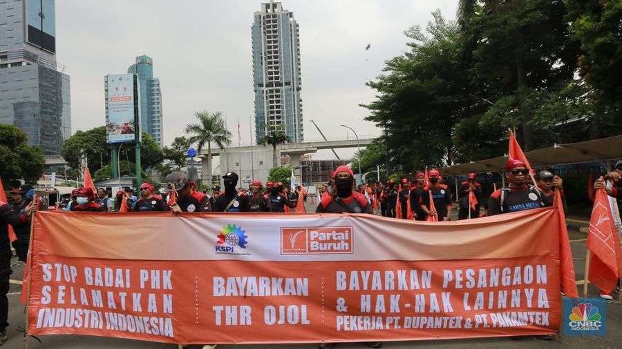 Aksi unjuk rasa puluhan buruh yang tergabung dalam Konfederasi Serikat Pekerja Indonesia (KSPI) dan Partai Buruh di depan Gedung Kementerian Ketenagakerjaan (Kemenaker), Selasa (11/3/2025). (CNBC Indonesia/Faisal Rahman)