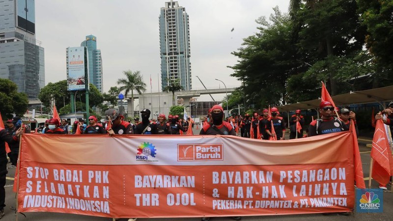 Aksi unjuk rasa puluhan buruh yang tergabung dalam Konfederasi Serikat Pekerja Indonesia (KSPI) dan Partai Buruh di depan Gedung Kementerian Ketenagakerjaan (Kemenaker), Selasa (11/3/2025). (վ/Faisal Rahman)