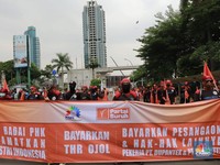 Detik-Detik Buruh Geruduk Kemnaker, Bawa Poster Besar Isinya Ini