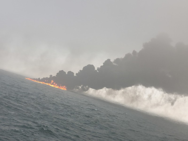 Gambar yang disediakan oleh Bartek Śmiałek ini menunjukkan asap mengepul dari sebuah kapal setelah sebuah kapal kargo menabrak sebuah kapal tanker yang membawa bahan bakar jet di lepas pantai Inggris timur pada hari Senin, 10 Maret 2025, menyebabkan kebakaran dan membuat bahan bakar mengalir ke Laut Utara. (Bartek Śmiałek via AP)