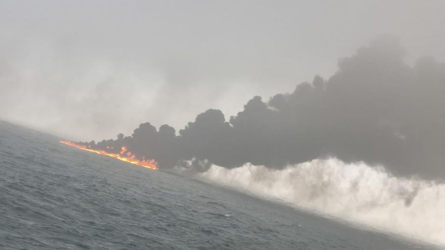 Gambar yang disediakan oleh Bartek Śmiałek ini menunjukkan asap mengepul dari sebuah kapal setelah sebuah kapal kargo menabrak sebuah kapal tanker yang membawa bahan bakar jet di lepas pantai Inggris timur pada hari Senin, 10 Maret 2025, menyebabkan kebakaran dan membuat bahan bakar mengalir ke Laut Utara. (Bartek Śmiałek via AP)