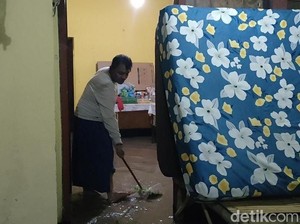 Banjir Probolinggo Turut Rendam Kamar Kapolsek Krejengan di Asrama Polisi
