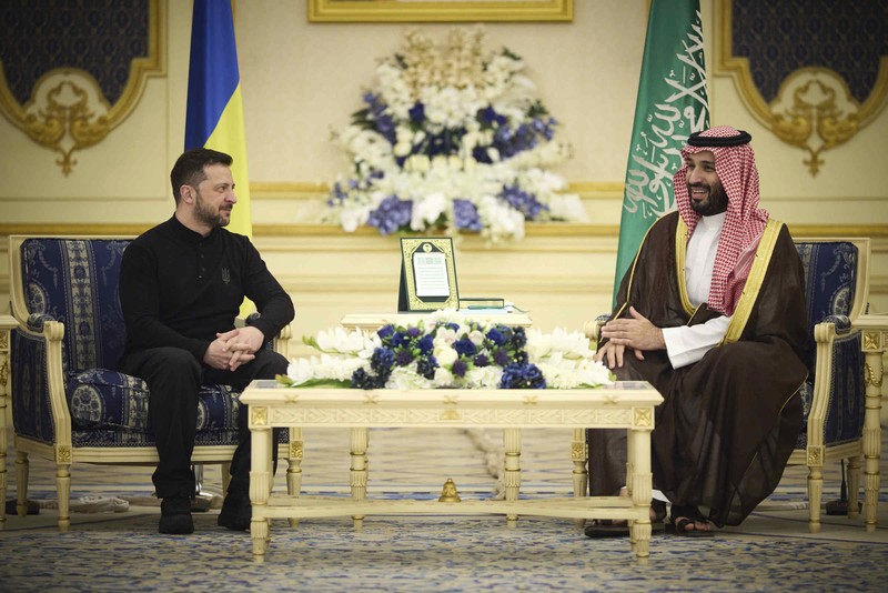 Iring-iringan kendaraan yang membawa Presiden Ukraina Volodymyr Zelensky tiba di Arab Saudi, Senin (10/3). Kedatangan Zelensky ini persis satu hari sebelum perundingan Ukraina dan Amerika Serikat (AS) soal konflik dengan Rusia. (Tangkapan Layar Video Reuters/SAUDI PRESS AGENCY / SOCIAL MEDIA WEBSITE)