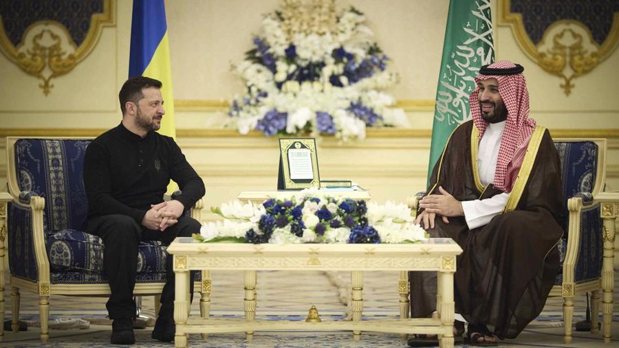 Iring-iringan kendaraan yang membawa Presiden Ukraina Volodymyr Zelensky tiba di Arab Saudi, Senin (10/3). Kedatangan Zelensky ini persis satu hari sebelum perundingan Ukraina dan Amerika Serikat (AS) soal konflik dengan Rusia. (Tangkapan Layar Video Reuters/SAUDI PRESS AGENCY / SOCIAL MEDIA WEBSITE)