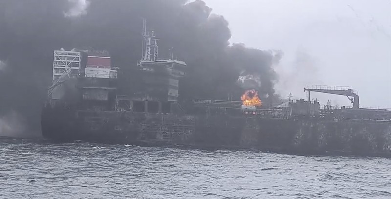 Gambar yang disediakan oleh Bartek Śmiałek ini menunjukkan asap mengepul dari sebuah kapal setelah sebuah kapal kargo menabrak sebuah kapal tanker yang membawa bahan bakar jet di lepas pantai Inggris timur pada hari Senin, 10 Maret 2025, menyebabkan kebakaran dan membuat bahan bakar mengalir ke Laut Utara. Gambar yang disediakan oleh Bartek Śmiałek ini menunjukkan asap mengepul dari sebuah kapal setelah sebuah kapal kargo menabrak sebuah kapal tanker yang membawa bahan bakar jet di lepas pantai Inggris timur pada hari Senin, 10 Maret 2025, menyebabkan kebakaran dan membuat bahan bakar mengalir ke Laut Utara. (Bartek Śmiałek via AP)