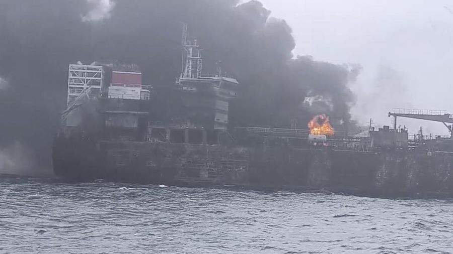 Gambar yang disediakan oleh Bartek Śmiałek ini menunjukkan asap mengepul dari sebuah kapal setelah sebuah kapal kargo menabrak sebuah kapal tanker yang membawa bahan bakar jet di lepas pantai Inggris timur pada hari Senin, 10 Maret 2025, menyebabkan kebakaran dan membuat bahan bakar mengalir ke Laut Utara. (Bartek Śmiałek via AP)