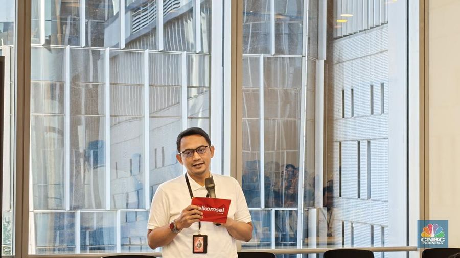 Direktur Network Telkomsel, Indra Mardiatna, dalam konferensi pers Telkomsel Siaga RAFI, Jakarta, Selasa (11/3/2025). (CNBC Indonesia/Novina Putri Bestari)