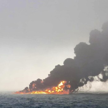 Penampakan Kapal Tanker BBM Jet VS Kapal Kontainer Tabrakan di Laut