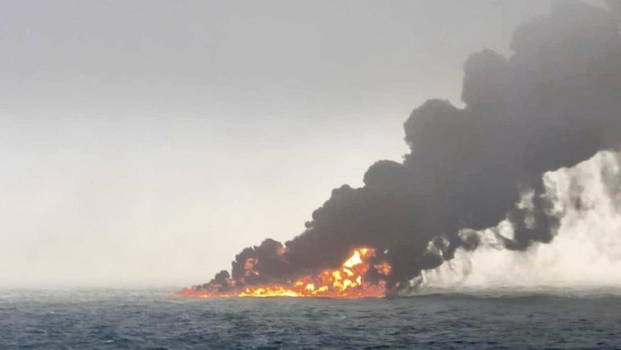 Gambar yang disediakan oleh Bartek Śmiałek ini menunjukkan asap mengepul dari sebuah kapal setelah sebuah kapal kargo menabrak sebuah kapal tanker yang membawa bahan bakar jet di lepas pantai Inggris timur pada hari Senin, 10 Maret 2025, menyebabkan kebakaran dan membuat bahan bakar mengalir ke Laut Utara. (Bartek Śmiałek via AP)