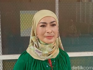 Iis Dahlia Bahagia Umrah Jadi Momen untuk Kumpul Keluarga