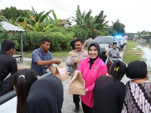 Terjang Banjir, Kapolres Grobogan Bagikan Takjil dan Nasi Kotak