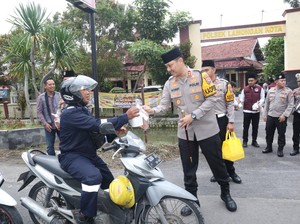 Polres Lamongan Bagikan Ratusan Takjil ke Pengguna Jalan
