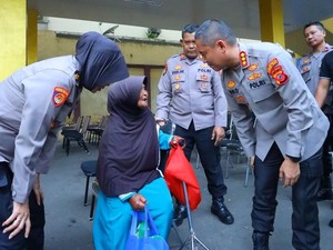 Momen Haru Kapolresta Bogor Minta Mobil Patroli Antar Nenek yang Tak Kuat Jalan
