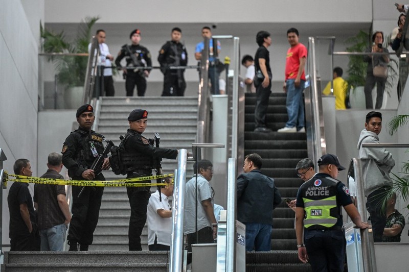 Mantan Presiden Filipina, Rodrigo Duterte, resmi ditangkap setibanya di Manila setelah kembali dari liburannya di Hong Kong. (AFP/HANDOUT) Mantan Presiden Filipina, Rodrigo Duterte, resmi ditangkap setibanya di Manila setelah kembali dari liburannya di Hong Kong. (AFP/HANDOUT)