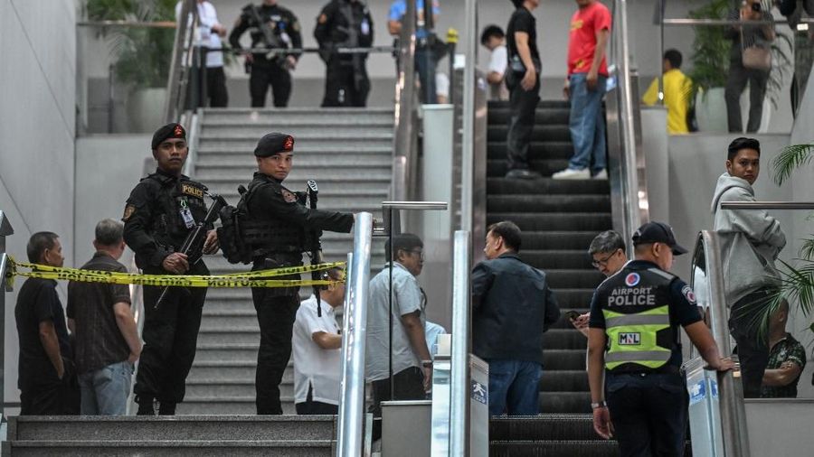 Mantan Presiden Filipina, Rodrigo Duterte, resmi ditangkap setibanya di Manila setelah kembali dari liburannya di Hong Kong. (AFP/HANDOUT)