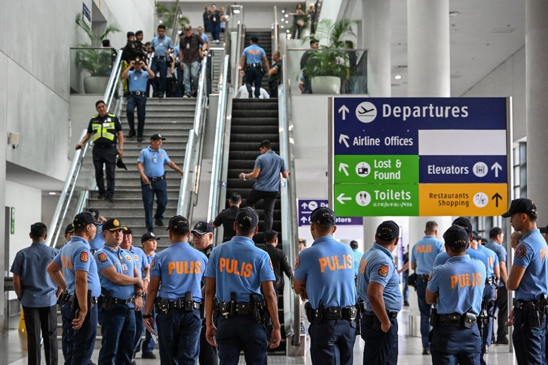 Mantan Presiden Filipina, Rodrigo Duterte, resmi ditangkap setibanya di Manila setelah kembali dari liburannya di Hong Kong. (AFP/HANDOUT) Mantan Presiden Filipina, Rodrigo Duterte, resmi ditangkap setibanya di Manila setelah kembali dari liburannya di Hong Kong. (AFP/HANDOUT)