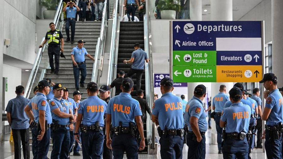 Mantan Presiden Filipina, Rodrigo Duterte, resmi ditangkap setibanya di Manila setelah kembali dari liburannya di Hong Kong. (AFP/HANDOUT)