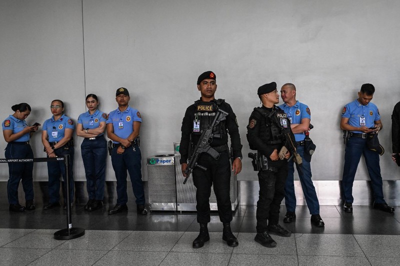 Mantan Presiden Filipina, Rodrigo Duterte, resmi ditangkap setibanya di Manila setelah kembali dari liburannya di Hong Kong. (AFP/HANDOUT)