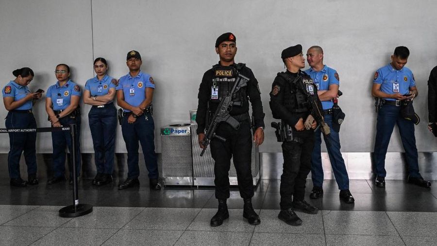 Mantan Presiden Filipina, Rodrigo Duterte, resmi ditangkap setibanya di Manila setelah kembali dari liburannya di Hong Kong. (AFP/HANDOUT)