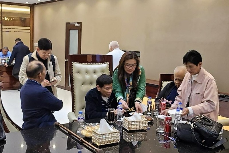 Mantan Presiden Filipina, Rodrigo Duterte, resmi ditangkap setibanya di Manila setelah kembali dari liburannya di Hong Kong. (AFP/HANDOUT) Mantan Presiden Filipina, Rodrigo Duterte, resmi ditangkap setibanya di Manila setelah kembali dari liburannya di Hong Kong. (AFP/HANDOUT)