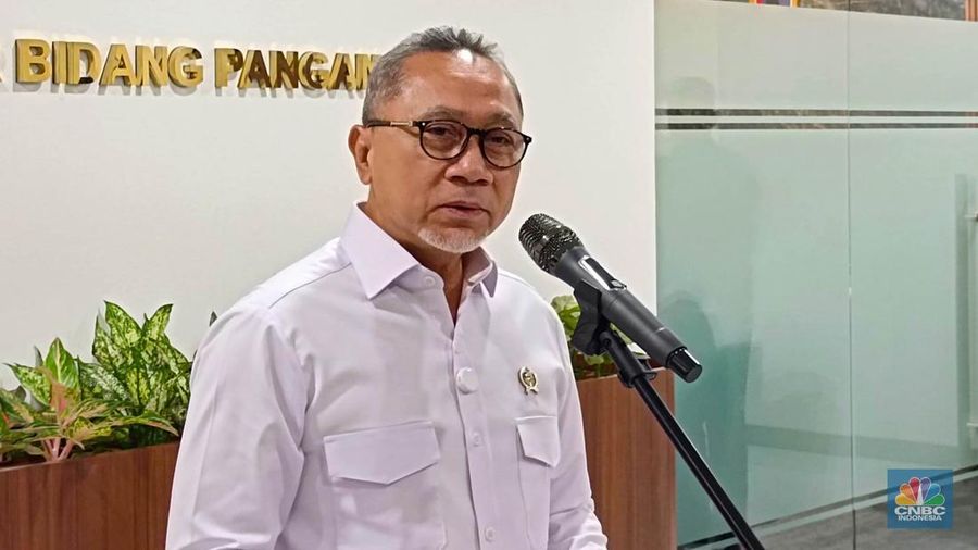 Menko Bidang Pangan Zulkifli Hasan saat Konferensi Pers di kantornya, Selasa (11/3/2025). (CNBC Indonesia/Martyasari Rizky)
