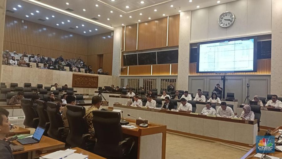 Menteri Pertanian Amran Sulaiman di komisi IV DPR RI, Selasa (11/3/2025). (CNBC Indonesia/Ferry Sandi)
