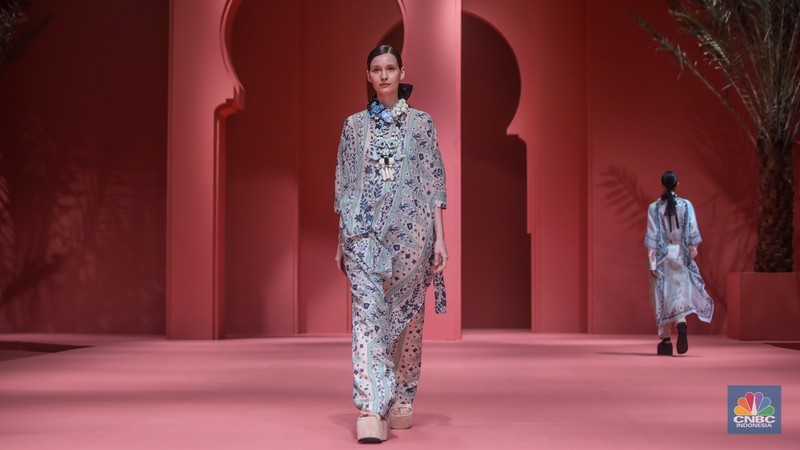 Model tampil mengenakan busana bertajuk Model tampil mengenakan busana bertajuk