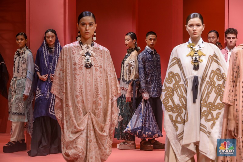 Model tampil mengenakan busana bertajuk 