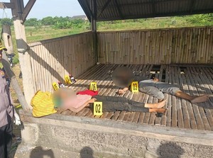 Pasutri Ditemukan Tewas Tergeletak di Pos Nelayan Pantai Padanggalak
