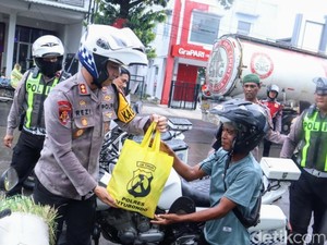 Kapolres Situbondo Pimpin Patroli Ngabuburit dan Bagikan Bansos Ramadan