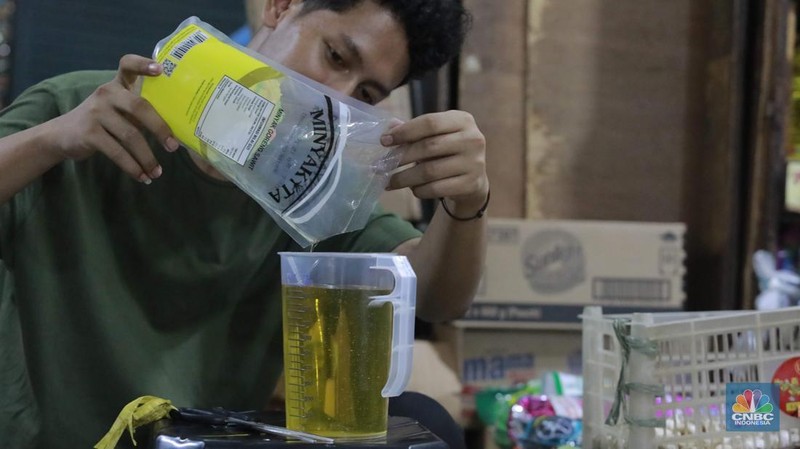 Pekerja mengukur produk minyak goreng minyakita kemasan satu liter di Kawasan Pasar Tebet, Jakarta, Selasa, (11/2/2025). (CNBC Indonesia/Muhammad Sabki)