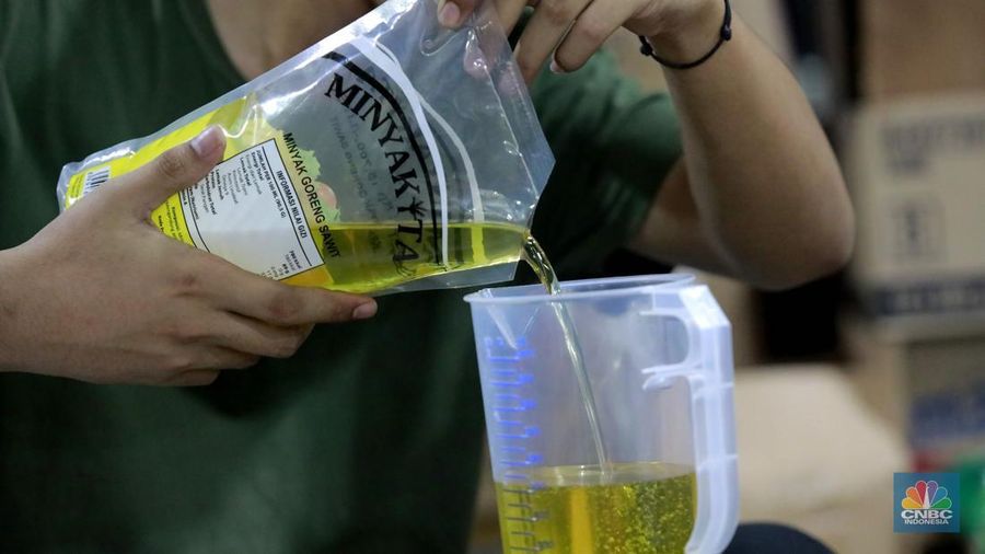 Pekerja mengukur produk minyak goreng minyakita kemasan satu liter di Kawasan Pasar Tebet, Jakarta, Selasa, (11/2/2025). (CNBC Indonesia/Muhammad Sabki)