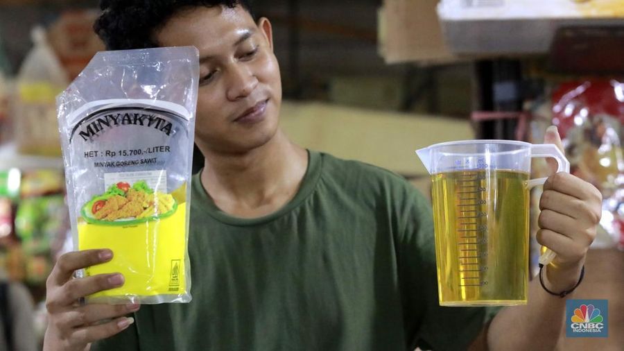 Pekerja mengukur produk minyak goreng minyakita kemasan satu liter di Kawasan Pasar Tebet, Jakarta, Selasa, (11/2/2025). (CNBC Indonesia/Muhammad Sabki)