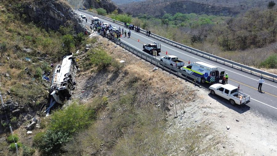 Pemandangan drone menunjukkan lokasi kecelakaan bus yang menelan beberapa korban di Santo Domingo Narro, Oaxaca, Meksiko, 10 Maret 2025. (REUTERS/Jose de Jesus Cortes)