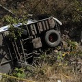 Pemandangan reruntuhan bus setelah kecelakaan yang menelan beberapa korban di Santo Domingo Narro, negara bagian Oaxaca, Meksiko, 10 Maret 2025. (REUTERS/Jose de Jesus Cortes)