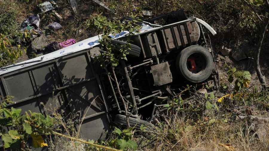 Pemandangan drone menunjukkan lokasi kecelakaan bus yang menelan beberapa korban di Santo Domingo Narro, Oaxaca, Meksiko, 10 Maret 2025. (REUTERS/Jose de Jesus Cortes)