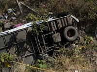 Pemandangan reruntuhan bus setelah kecelakaan yang menelan beberapa korban di Santo Domingo Narro, negara bagian Oaxaca, Meksiko, 10 Maret 2025. (REUTERS/Jose de Jesus Cortes)