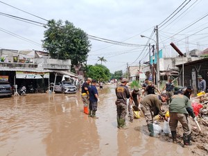Pemkab Tambah Alat Berat, Percepat Keruk Lumpur Sisa Banjir Bojongkulur