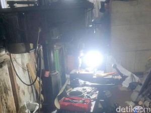 Momen Penggerebekan Rumah Perakit Senpi di Bojonegoro