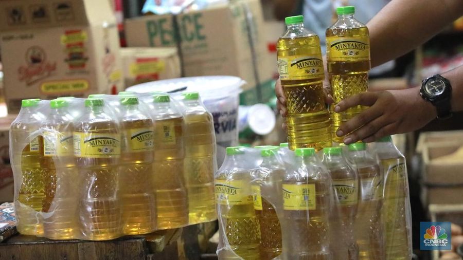 Pekerja mengukur produk minyak goreng minyakita kemasan satu liter di Kawasan Pasar Tebet, Jakarta, Selasa, (11/2/2025). (CNBC Indonesia/Muhammad Sabki)