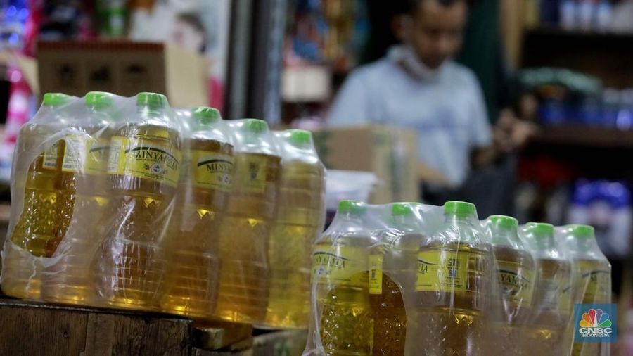 Pekerja mengukur produk minyak goreng minyakita kemasan satu liter di Kawasan Pasar Tebet, Jakarta, Selasa, (11/2/2025). (CNBC Indonesia/Muhammad Sabki)